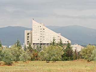 Triangular-type apartment building